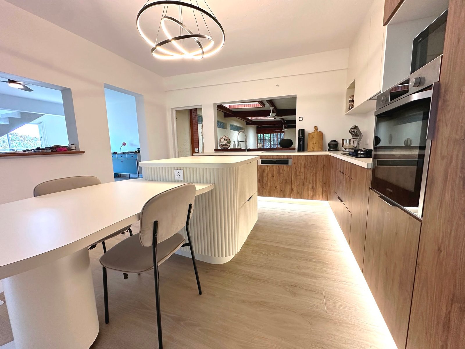 Cuisine bois sur mesure avec îlot central et plan de travail clair